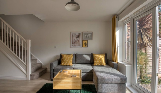 Peaceful terrace house with allocated parking bay - Pass the Keys