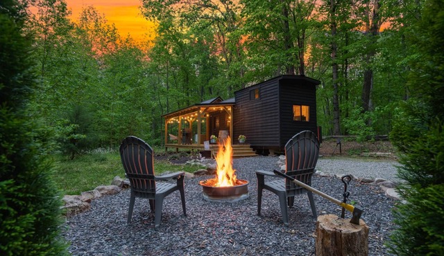 Peaceful Tiny home on 4 acres, hot tub, & fire pit