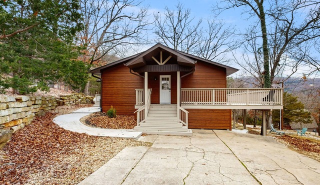 Peaceful Top-Floor Retreat with Lake Views, Spacious Deck, AC, and Washer/Dryer