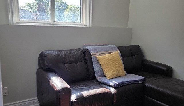 PEACEFUL Toronto HIDEAWAY family friendly with full kitchen