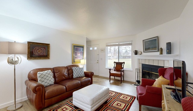 Peaceful townhouse, fast WiFi & partial mountain views - walk to shops