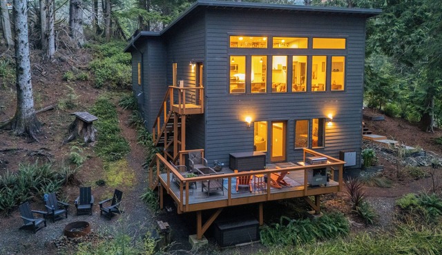 Peaceful Treehouse-Style Stay with Sauna, Fire Pit & Forest Views Near the Coast