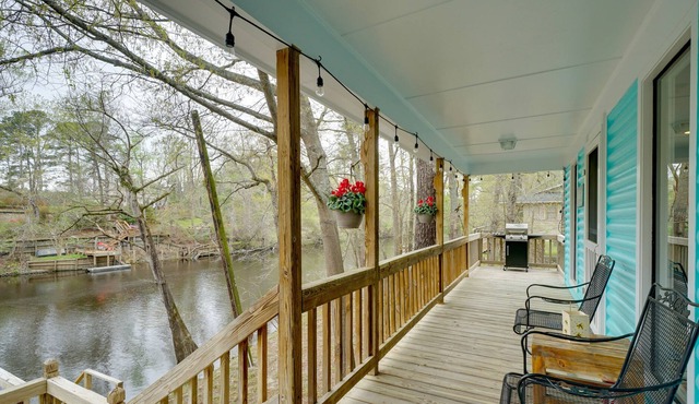 Peaceful Treetop Hideaway w/ Riverfront Views