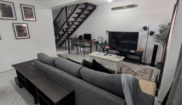 Peaceful Unit, Low Tox, Breakfast included, Pool, Yoga Yard, 10 min Bris city