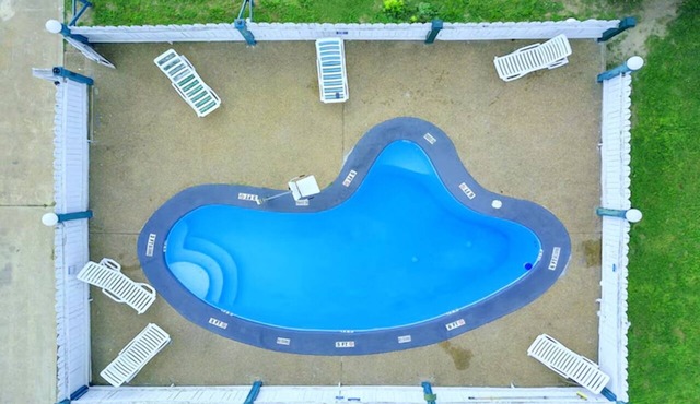 Peaceful Unit Near Dairy Queen – Pet Friendly, Pool & On‑site Parking