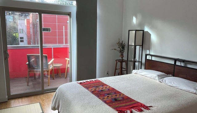 Peaceful urban oasis close to Downtown, stadiums and public transit