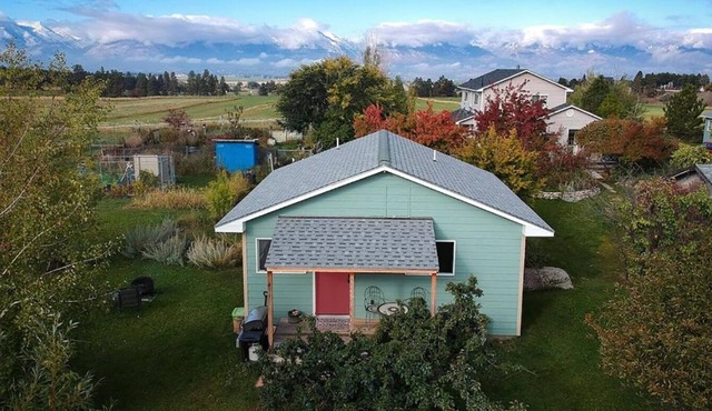 Peaceful Vacation Getaway, Private Yard, Hot Tub, 360 Views Clean & Cozy Cottage