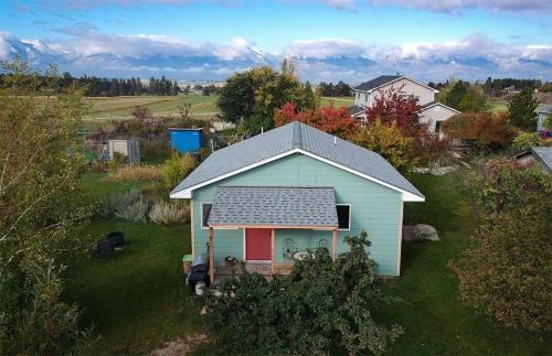 Peaceful Vacation Getaway, Private Yard, Hot Tub, 360 Views, Cozy Cottage in the heart of the Bitterroot Valley, Sage Cottage 406