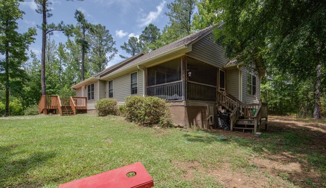 Peaceful Valley Getaway sleeps 8 with private lake views!
