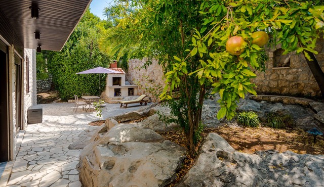 Peaceful Villa, 1 Minute Walk To The Beach