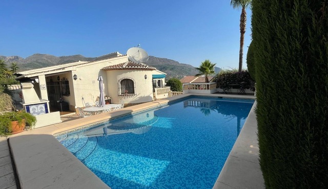 Peaceful villa between sea and mountains.