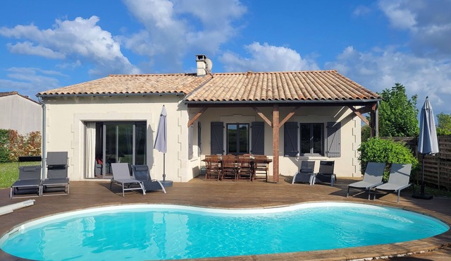 Peaceful Villa, Charente Hills, Sunset Heated Pool & Veranda, A/C, Sleeps 8