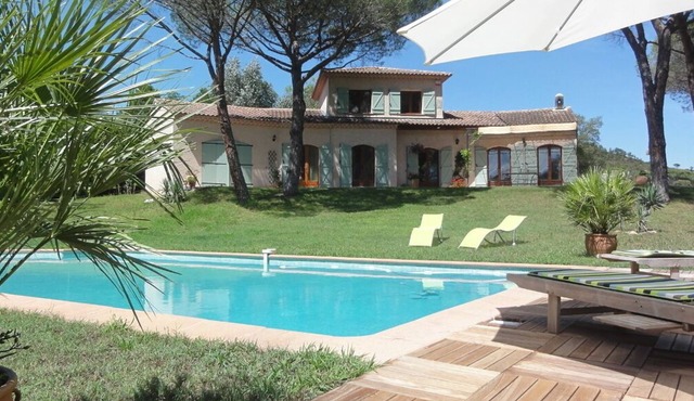 PEACEFUL VILLA UNDER THE PINS, SWIMMING POOL enclosed grounds 5500m2