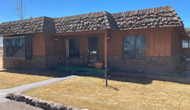 Peaceful vintage farmhouse in charming Alamosa perfect for relaxing