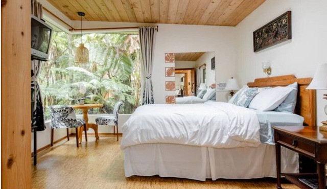 Peaceful Volcano lodge with a hot tub