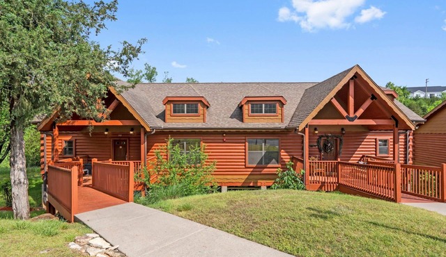 Peaceful Walk-in Cabin with Whirlpool Tub, Gas Fireplace, and Screened-in Porch