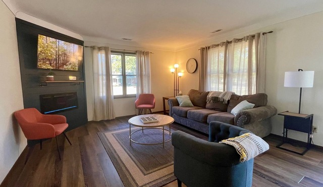 Peaceful, walkable apartment to parks & downtown