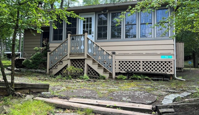 Peaceful Wallenpaupack Getaway - Walk to Lake - Firepit- Wifi