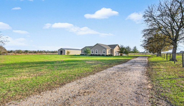 Peaceful Waller Farm Stay - 5BR Gated Acreage