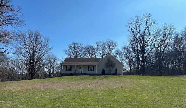 Peaceful Walnut Hill Hideaway Farm 2/2 100 acres pasture views Sleeps up to 6