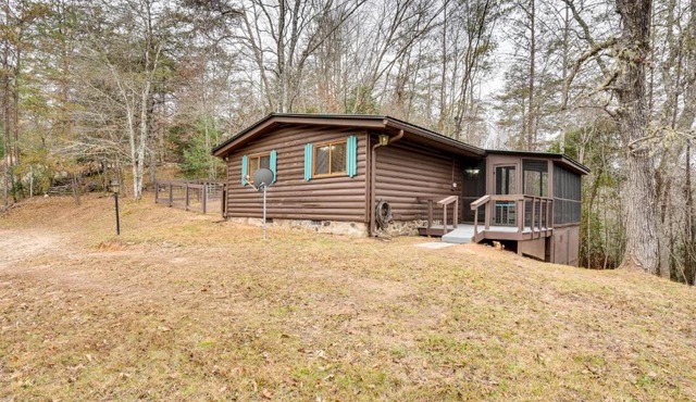 Peaceful Warne Cabin Fenced Yard and Screened Porch