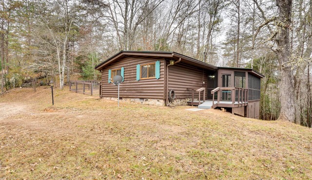 Peaceful Warne Cabin: Fenced Yard & Screened Porch