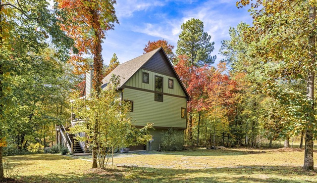 Peaceful Waterfront Mountain Retreat w/Wood Burning Fireplace, Private Hot Tub