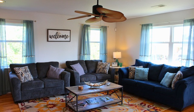 Peaceful Waterfront Summer Escape! Sunshine, King Suite, Private Dock