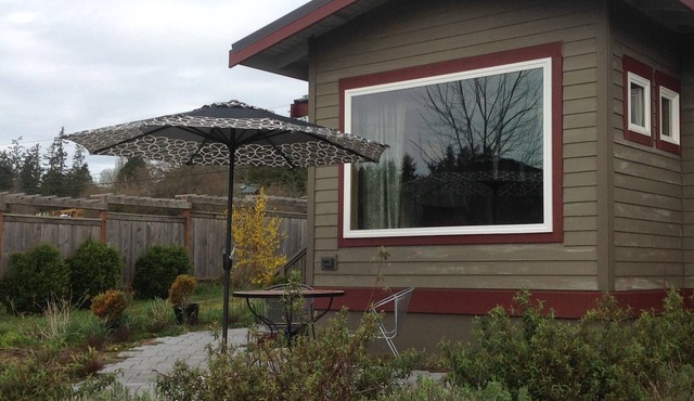 Peaceful waterfront cottage, close to town!