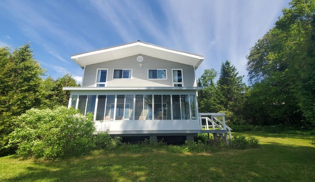 Peaceful Waterfront Cottage - minutes to beach