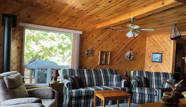 Peaceful Waterfront Cottage on Ottawa River – Nature Lover’s Retreat!