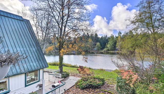 Peaceful Waterfront Cottage w/ SUPs, Kayaks & More