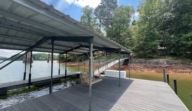 Peaceful waterfront lake living!