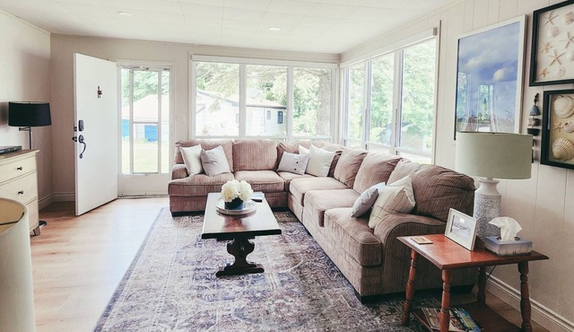 "Peaceful Waterside Getaway: Sleeps 8, Short Stroll to Shops"n