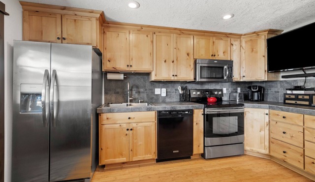 Peaceful Wilderness Retreat! 1 BDR East of Bend, Close to Hiking Trails