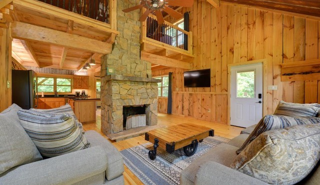 Peaceful Wine Country Cottage with Fire Pit in Olin!