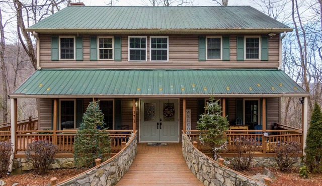 Peaceful Wood Haven - game room, fire pit, plus pool and tennis access