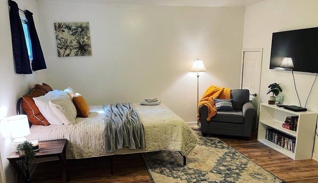 Peaceful Wooded Retreat 1/2 mile from Potomac River/C&O canal access!