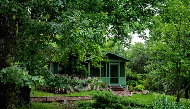 Peaceful wooded cottage with seasonal lake views, WiFi, private parking, & patio