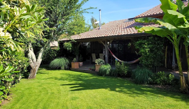 Peaceful wooden house in a green setting 10 minutes from the beach!