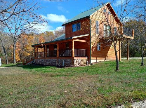 Peaceful Woodland Cabin with Balcony & Starry Nights in Steelville, Missouri