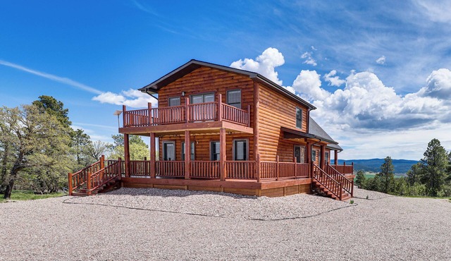 Peaceful Wyoming Cabin w/Spacious Deck & Wet Bar!