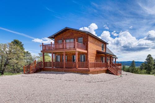 Peaceful Wyoming Cabin with Spacious Deck and Wet Bar!