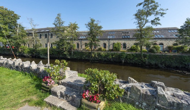 Peacefully settled beside the trickling River Fowey, this split-level apartment sits within a beauti