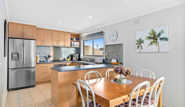 Peacehaven- walk to beach, shops. Parking, aircon