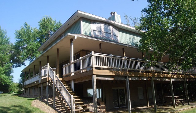Peacful 4-bedroom home just outisde Missouri Valley and 25 minutes from Omaha