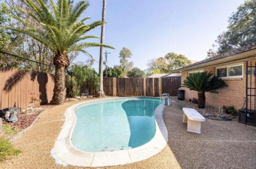 Peach room with pool