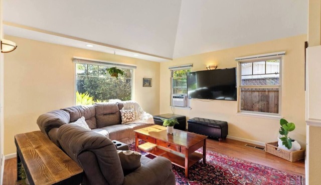 Peach St Bungalow | Stylish Walkable Retreat