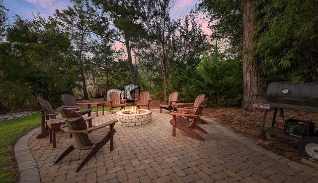 Peachtree Oak Cottage: Cozy 3-bedroom retreat with breathtaking marsh views and spacious backyard