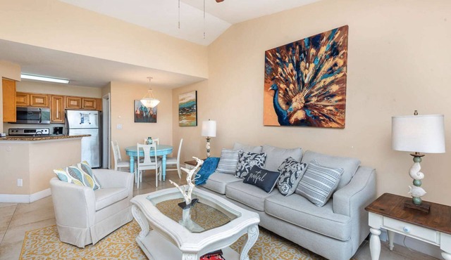 Peacock · Bright Beachy King Bed Condo · Half Mile to Beach